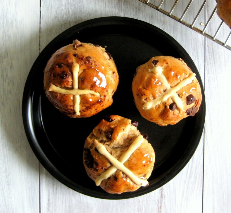 chocolate hot cross muffy buns